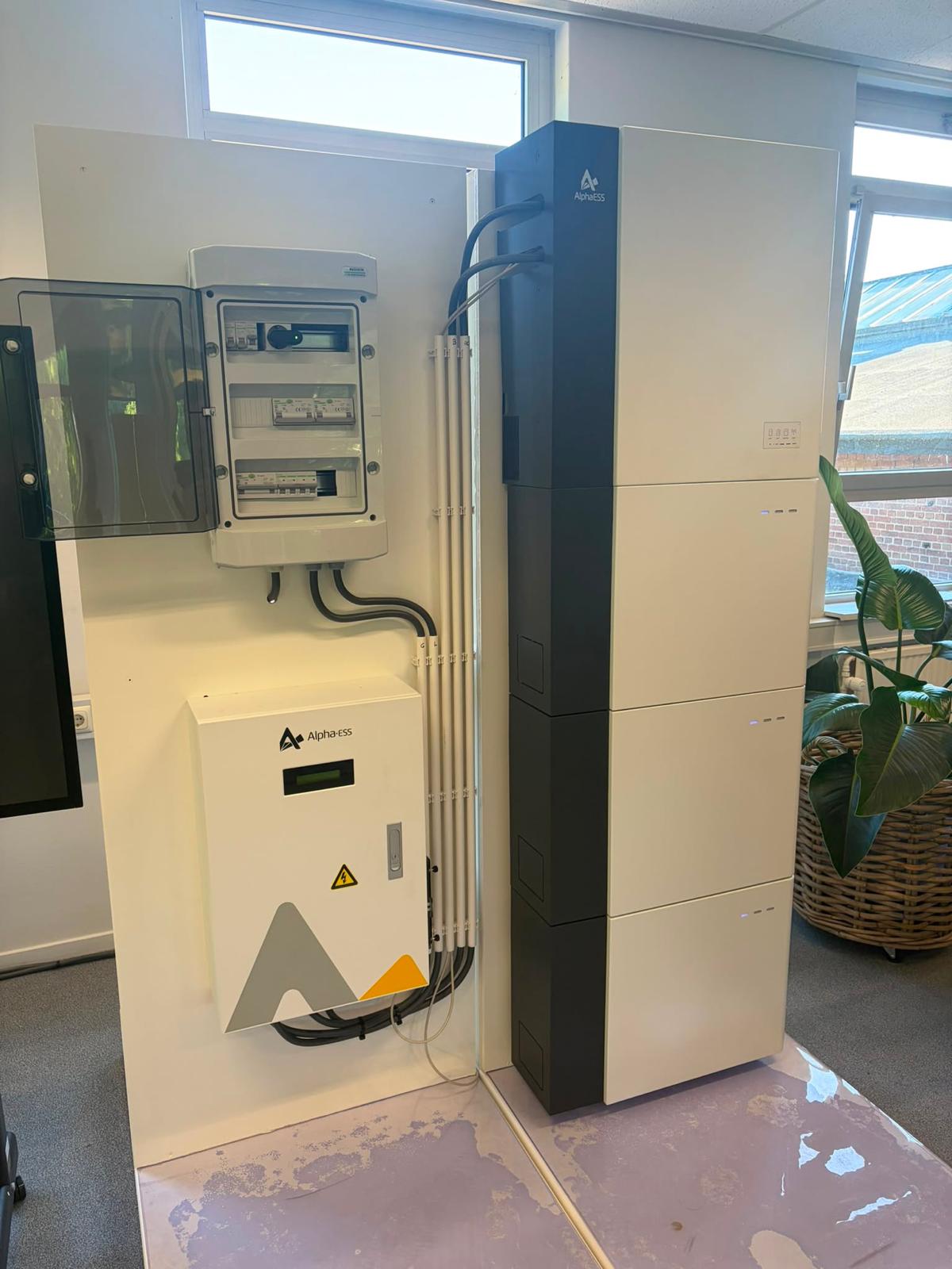 AlphaESS thuisbatterij met hybride omvormer en zekeringkast