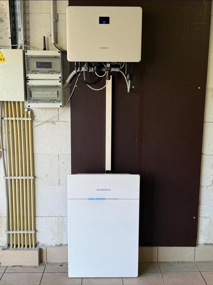 Sungrow thuisbatterij met omvormer en zekeringkast