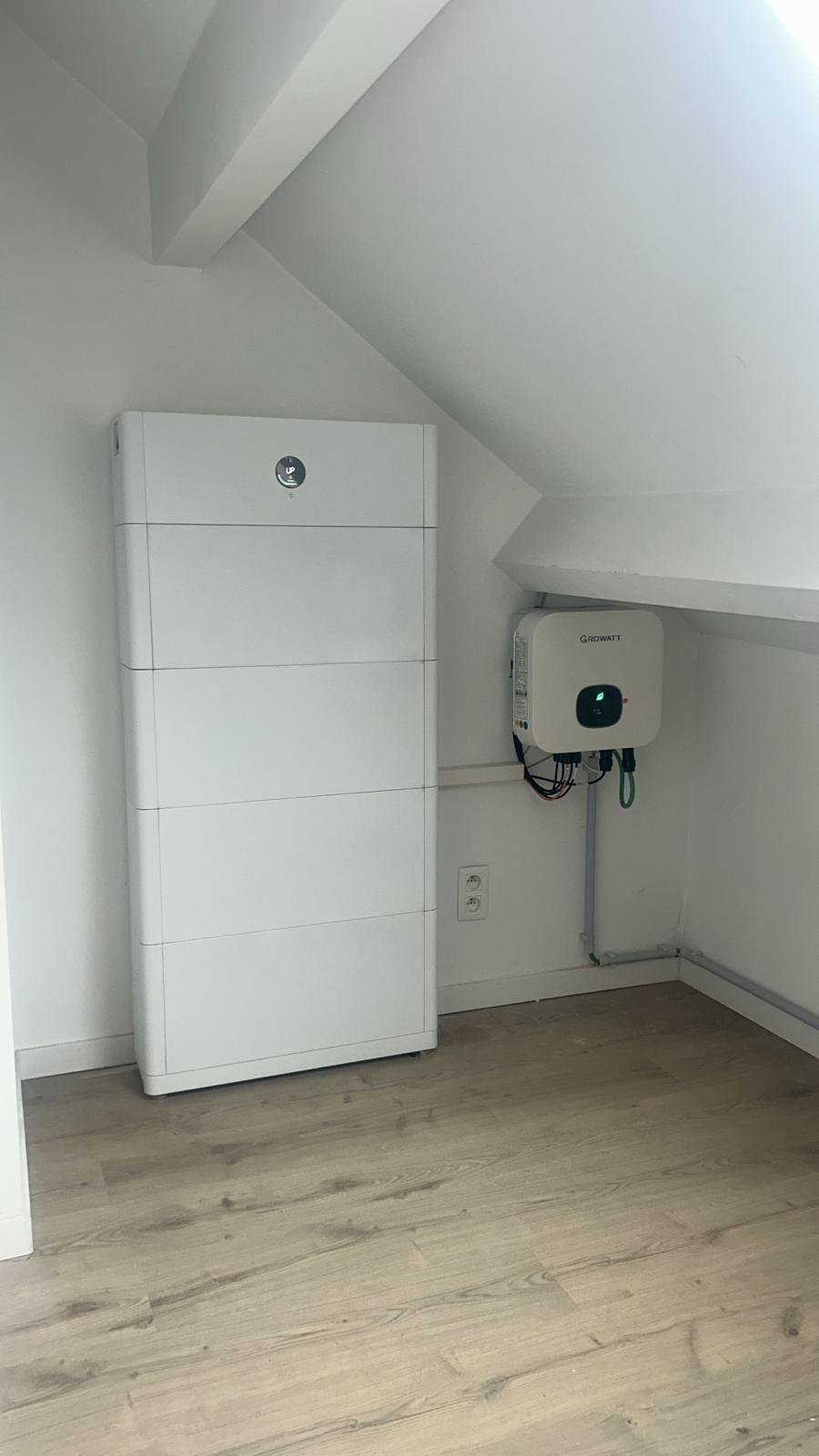 Hoge thuisbatterij-stack met Growatt omvormer op zolder