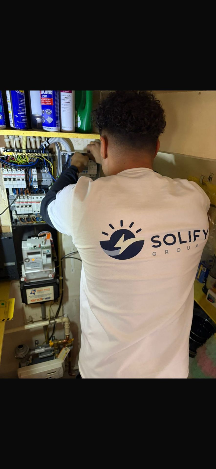 Gediplomeerde Solify monteur werkt aan de meterkast