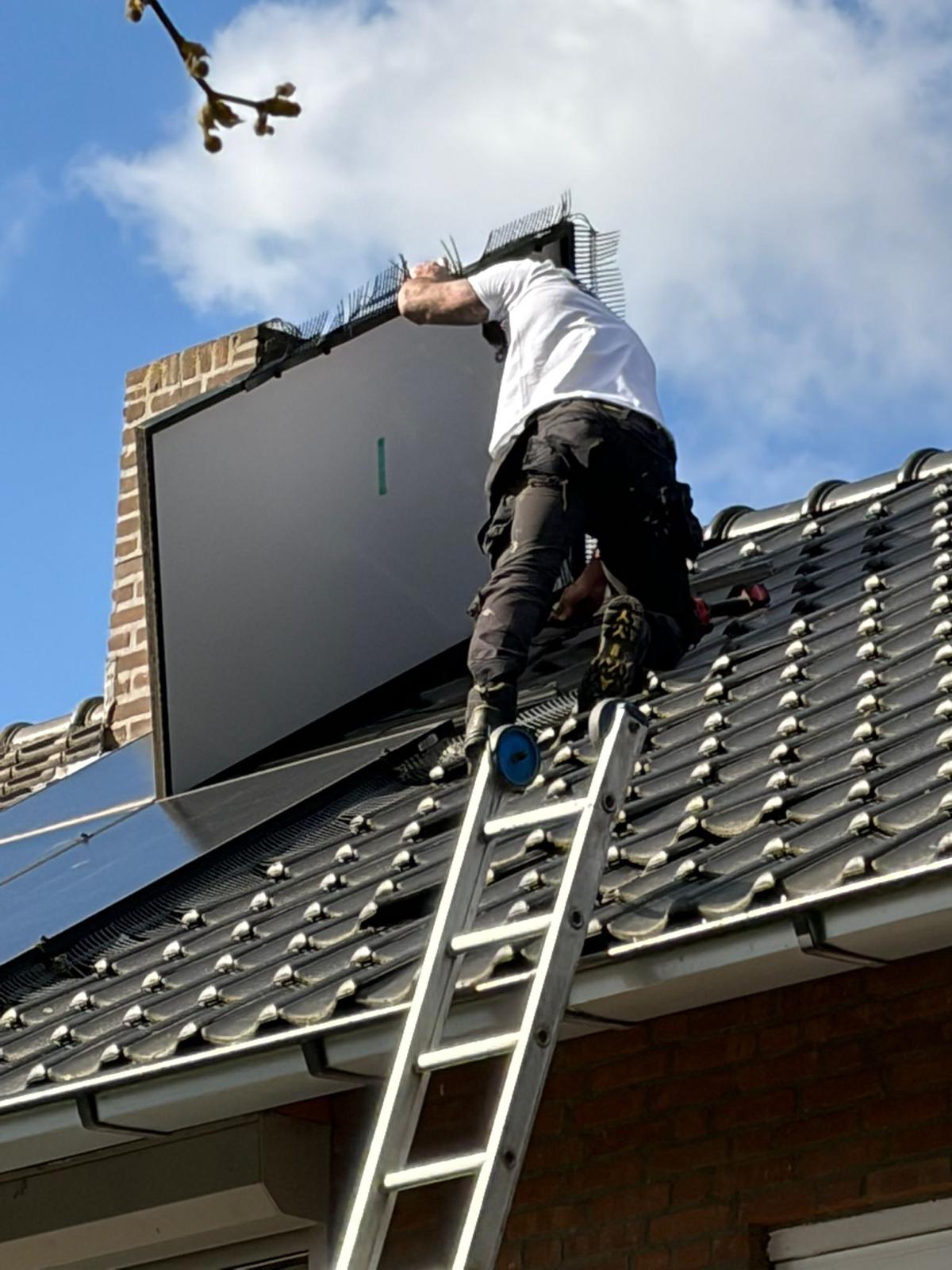 Gediplomeerde monteur installeert zonnepaneel op het dak
