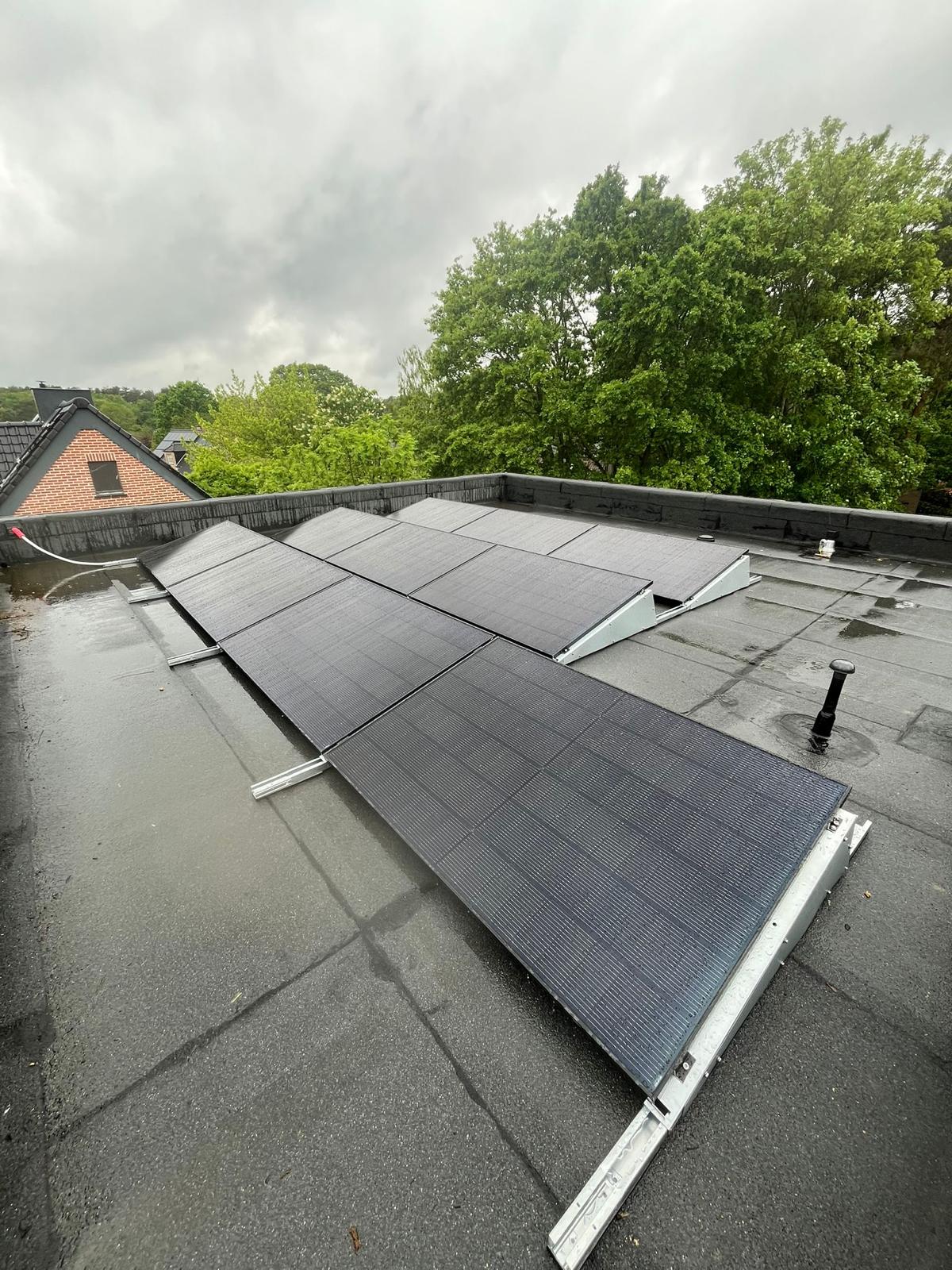Zonnepanelen op een plat dak met opstelsysteem