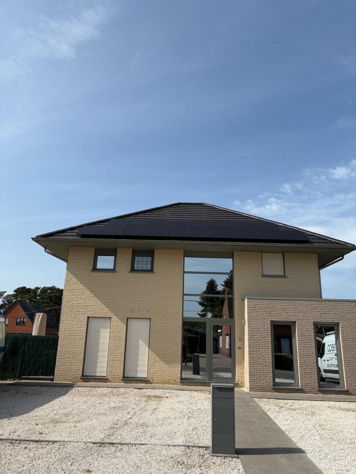 Moderne villa met zonnepanelen op tegeldak